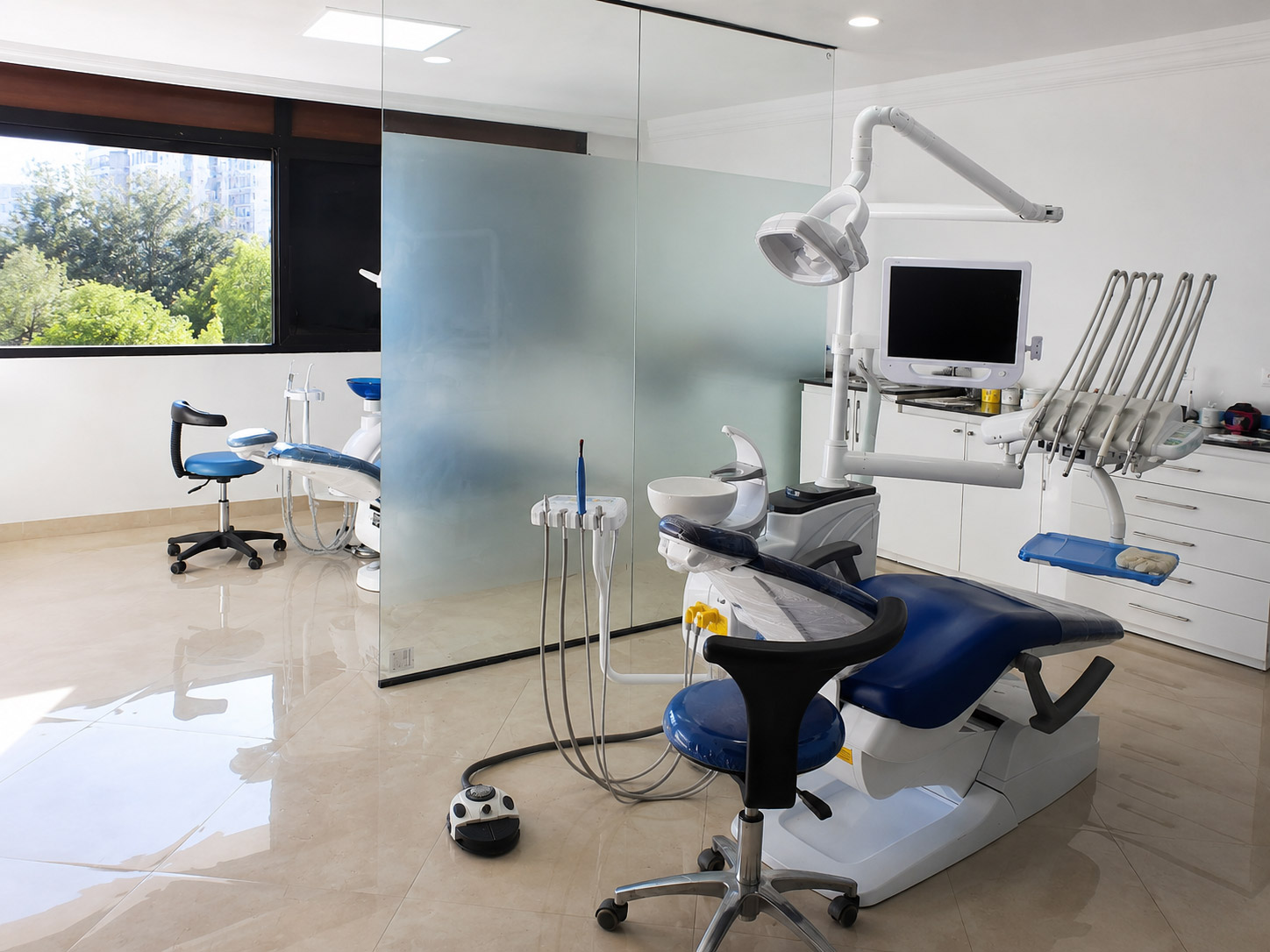 Salle de soins moderne du cabinet dentaire pour l’implantologie à Casablanca